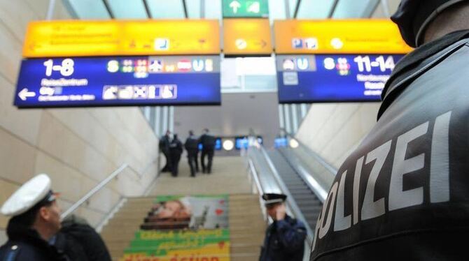 Polizeibeamte sichern einen Bahnsteig auf dem Hauptbahnhof in Hannover.