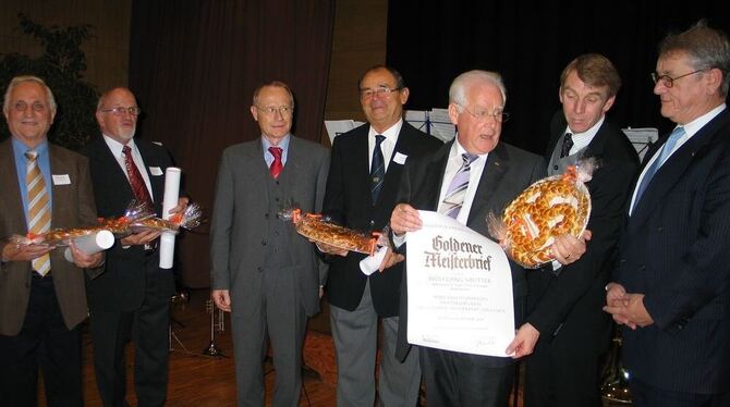 Große Ehrungsrunde bei den Handwerkern. GEA-FOTO: SCHEIB