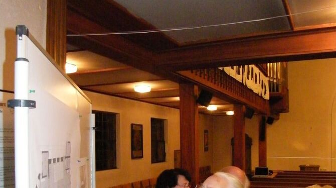 Wie sieht die Kirche innen wohl künftig aus? Bei der Gemeindeversammlung am Donnerstag wurden die Pläne kritisch studiert. FOTO: