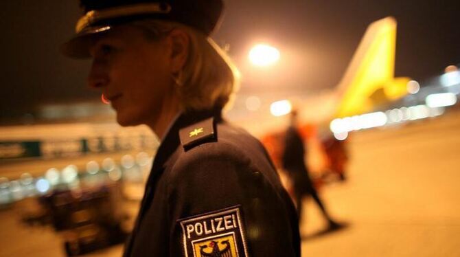 Eine Polizistin der Bundespolizei steht auf dem Flughafen Köln-Bonn im Cargo Center der Luftfracht.