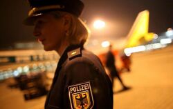 Eine Polizistin der Bundespolizei steht auf dem Flughafen Köln-Bonn im Cargo Center der Luftfracht.