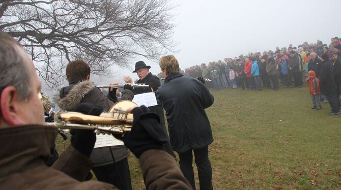 Totensonntags-Gedenken der Luftsportvereine auf dem Glemser Roßfeld - für viele Beteiligte eine wichtige Tradition. FOTO: ERNST