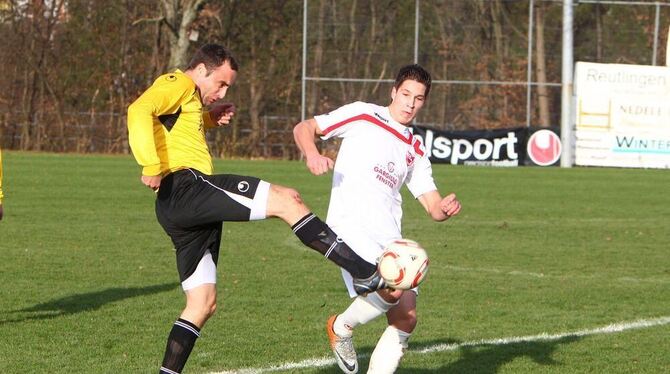 In diesem Fall ist der Betzinger Florian Beicher (links) vor David Birgel am Ball. Am Ende hatte der TSV Ofterdingen mit 8:0 das In diesem Fall ist der Betzinger Florian Beicher (links) vor David Birgel am Ball. Am Ende hatte der TSV Ofterdingen mit 8:0 das