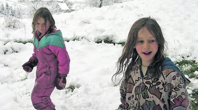 Draußen spielen: Für Jaromir (rechts) und seinen Bruder Kolja ist das Alltag und wichtige Lernerfahrung. GEA-FOTO: DEWALD Draußen spielen: Für Jaromir (rechts) und seinen Bruder Kolja ist das Alltag und wichtige Lernerfahrung. GEA-FOTO: DEWALD