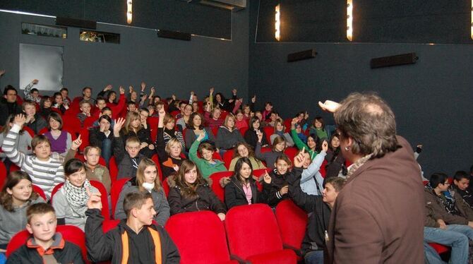 Sind die Kinoseminare in Metzingen neu, laufen sie im Forum 22 in Bad Urach schon seit acht Jahren. Im Bild spricht der Med Sind die Kinoseminare in Metzingen neu, laufen sie im Forum 22 in Bad Urach schon seit acht Jahren. Im Bild spricht der Med