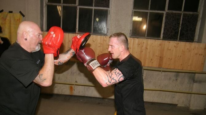 Vater und Sohn im Ring: Sigi Blaschke (links) trainiert mit Sohn Björn, der sich auf seinen großen Kampf vorbereitet. FOTO: ANDR