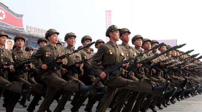 Parade nordkoreanischer Soldaten (Archivbild): Nordkorea droht erneut mit Militärschlägen.