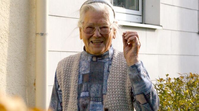 Trotz ihrer seit heute hundert Lebensjahre ist Elise Reinmuth eine rüstige Seniorin, die jeden Tag spazieren geht. FOTO: STÖRK