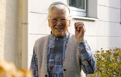 Trotz ihrer seit heute hundert Lebensjahre ist Elise Reinmuth eine rüstige Seniorin, die jeden Tag spazieren geht. FOTO: STÖRK