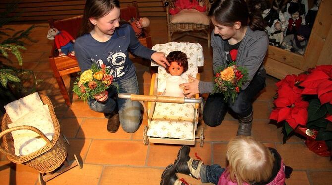 Nicht nur Puppenmütter sind begeistert von Wägelchen und Puppenwiegen, die neben vielen anderen Spielsachen von früher in der Ze Nicht nur Puppenmütter sind begeistert von Wägelchen und Puppenwiegen, die neben vielen anderen Spielsachen von früher in der Ze