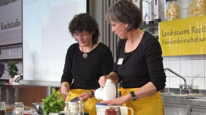Kochen und Rühren mit Kaffee, Capuccinopulver und Kaffeelikör: Irmgard Heilig (links) und Karin Kuhn-Schmidgall.GEA-FOTO: JSG