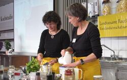 Kochen und Rühren mit Kaffee, Capuccinopulver und Kaffeelikör: Irmgard Heilig (links) und Karin Kuhn-Schmidgall.GEA-FOTO: JSG