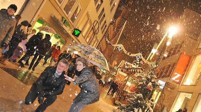 Bewundern den im Licht der Weihnachtsbeleuchtung glänzenden neuen Belag: OB Barbara Bosch und Günter Kaiser vom Tiefbauamt. FOTO Bewundern den im Licht der Weihnachtsbeleuchtung glänzenden neuen Belag: OB Barbara Bosch und Günter Kaiser vom Tiefbauamt. FOTO