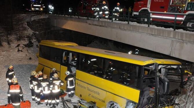 Busunglück in Tirol: Ein aus Bayern stammender Reisebus prallte gegen einen Pfeiler, ein 15-Jähriger starb.