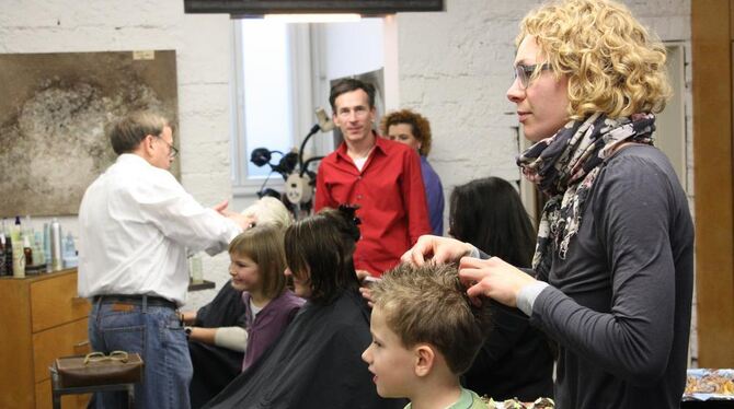 Matthias Gahn (rotes Hemd) und sein Team legten für benachteiligte Kinder und Jugendliche eine Sonderschicht ein. FOTO: STRÖHLE Matthias Gahn (rotes Hemd) und sein Team legten für benachteiligte Kinder und Jugendliche eine Sonderschicht ein. FOTO: STRÖHLE