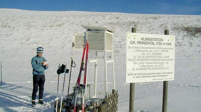 Trainierte Langläufer wie Roland Hummel, hier an seiner Klimastation im Sonnenbühler Rinnental, mögen es weiß. GEA-ARCHIVFOTO: F
