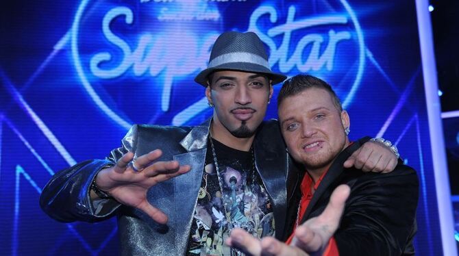 Total tolle Typen: Die Kandidaten Mehrzad Marashi (links) und Menowin Fröhlich posieren nach dem Halbfinale der Castingshow "Deu