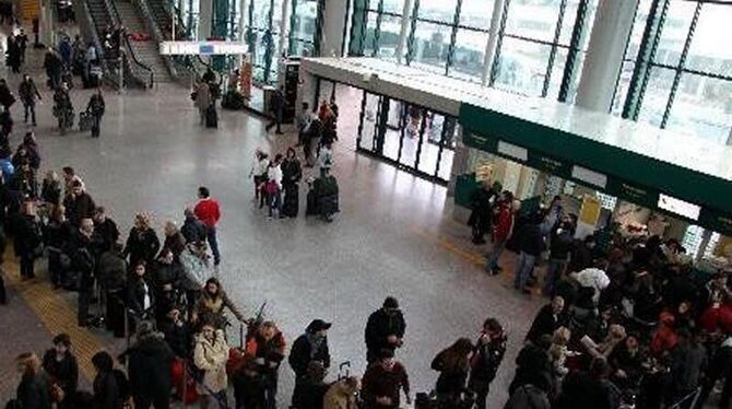 Passagiere, die auf einen Flug nach Spanien warten, vor dem Check-In am römischen Flughafen Leonardo da Vinci.
