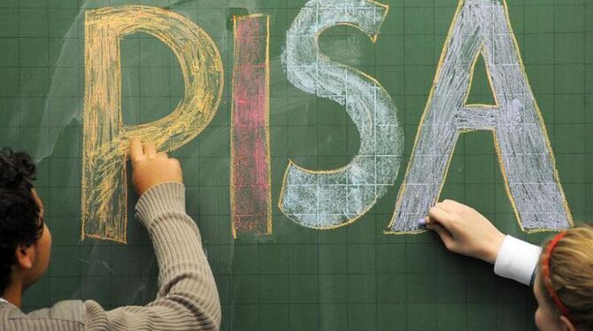 Zehn Jahre nach dem ersten PISA-Test haben die deutschen Schulen im weltweiten Leistungsvergleich leicht aufgeholt.