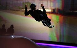 Der Wettkandidat Samuel Koch springt während der ZDF-Show «Wetten, dass..?» über einen fahrenden PKW. 