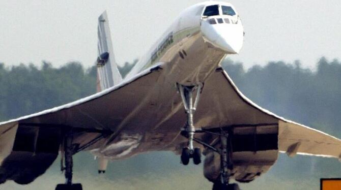 Eine Air France Concorde landet im Juni 2003 auf dem Dulles International Airport in Washington DC.