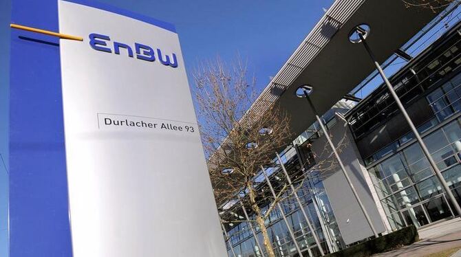 Das Logo des Energie-Konzerns EnBW vor der Firmenzentrale in Karlsruhe.