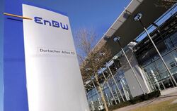Das Logo des Energie-Konzerns EnBW vor der Firmenzentrale in Karlsruhe.