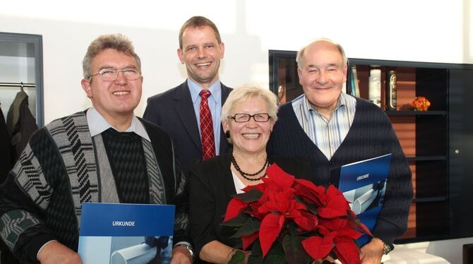 Zusammen sind sie 90 Jahre im Dienste der GEA-Leser und haben 850 Tonnen Zeitungspapier ausgetragen: Hermann Schmid, Margita Ner Zusammen sind sie 90 Jahre im Dienste der GEA-Leser und haben 850 Tonnen Zeitungspapier ausgetragen: Hermann Schmid, Margita Ner