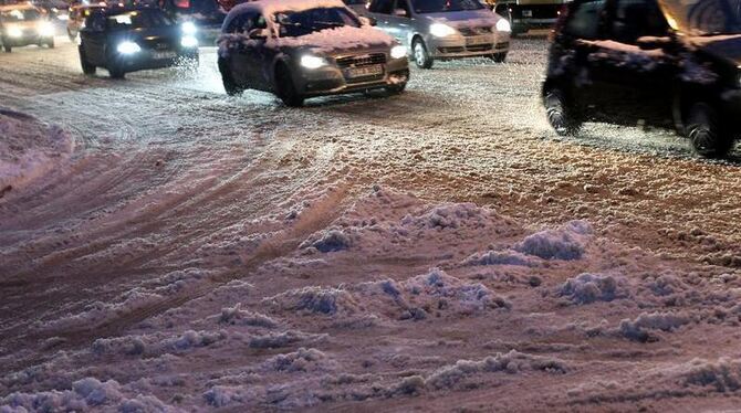 Festgefahrene Schneedecken behindern den Verkehr in Darmstadt. Heftiger Schneefall hat am in weiten Teilen Hessens für massiv