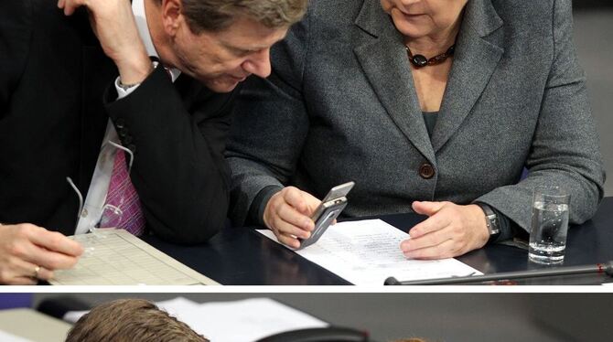 Meins ist flacher: Kanzlerin Angela Merkel und Außenminister Guido Westerwelle vergleichen während der Debatte im Bundestag am 2