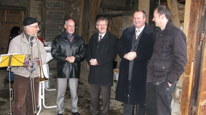 Nach dem musikalischen Empfang durch Paul Gaiser (links) und Kollegen informierten sich Minister Rudolf Köberle (Zweiter von lin