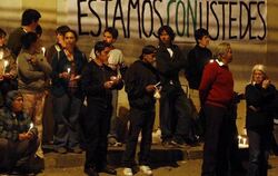 Verwandte der beim Aufstand im Gefängnis San Miguel gestorbenen Gefangenen stehen vor dem Gefängnis. 