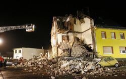 Feuerwehrleute suchen in einem Wohnhaus in Brühl nach Überlebenden. Die Doppelhaushälfte war nach einer Gasexplositon eingest