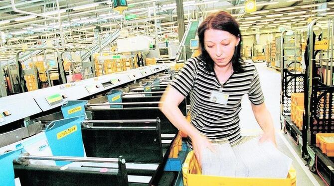 Kurz vor Weihnachten werden im Briefzentrum zwei- bis dreimal so viele Sendungen bearbeitet wie sonst.  FOTO: DEUTSCHE POST DHL