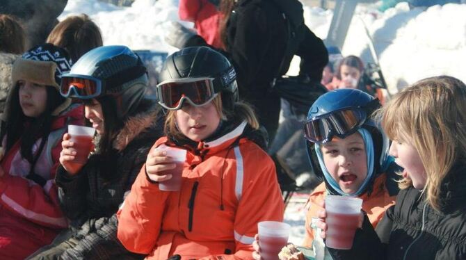 Gemeinsam Spaß im Schnee haben. Der Förderverein mietet zum Skitag auch mal einen kompletten Lift. FOTO: PR