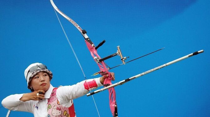 Der Augenblick in dem Yun Okhee aus Süd-Korea ihren Pfeil ins Ziel schickt. Das Bild ist bei den 16. Asien-Spielen am Guangzhou