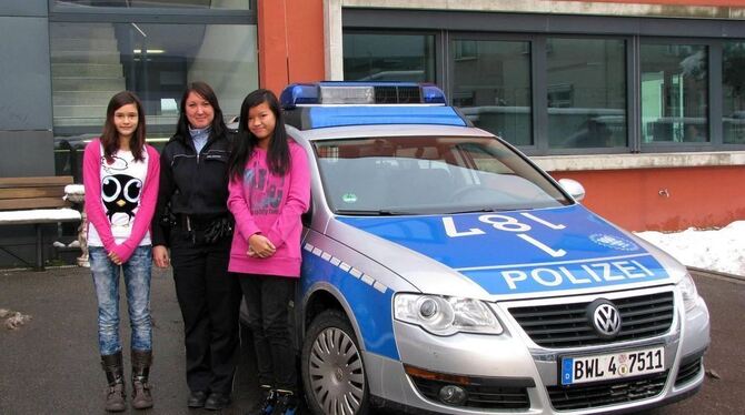 Die ZmS-Reporterinnen Ajlina Mulalic (links) und Thanh Lan Nguyen sprachen mit Polizistin Alexandra R. über ihren Job.  FOTO: ZM