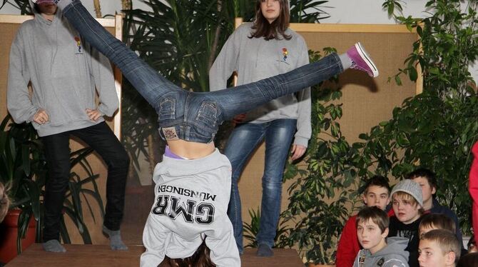Mit fetzigen Darbietungen wurden die neuen Shirts der Gustav-Mesmer-Realschule (GMR) gestern im Münsinger Gemeindehaus präsentiert.  FOTO: KOZJEK
