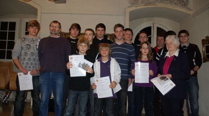 In Kirchentellinsfurt ausgezeichnet: Nils Jauch (vorne, links), Maximilian Renz, Natali Kuban und Lore Hosak. Hinten stehen: Con In Kirchentellinsfurt ausgezeichnet: Nils Jauch (vorne, links), Maximilian Renz, Natali Kuban und Lore Hosak. Hinten stehen: Con