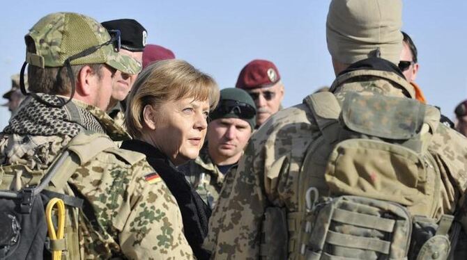 Bundeskanzlerin Merkel unterhält sich im Feldlager in Kundus mit Bundeswehrsoldaten.