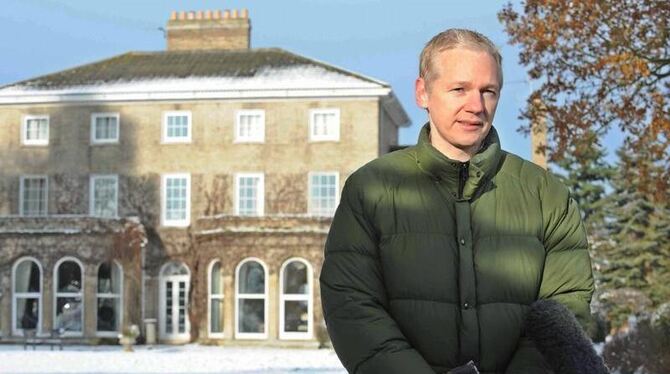 Wikileaks-Gründer Julian Assange auf dem Landsitz seines Freundes.