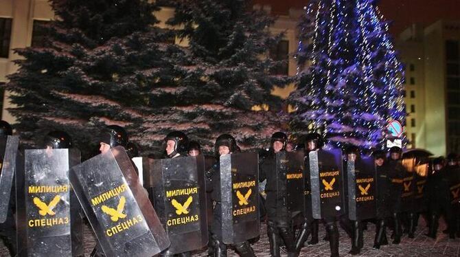 Weihnachtsdekoration und Ausschreitungen: Polizisten marschierten in Minsk auf. 