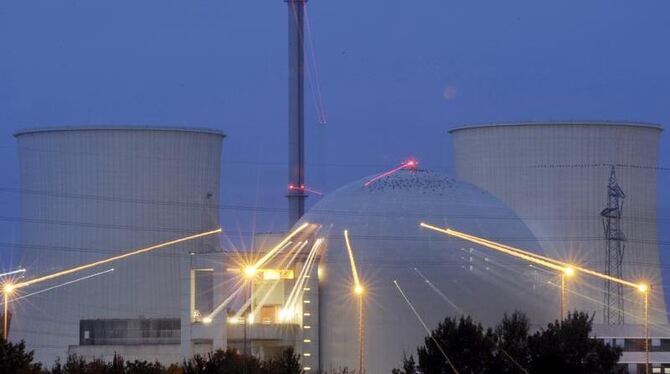 Atomkraftwerk (AKW) Biblis in Südhessen bei Nacht: Auch Kernkraftwerke können ihren Beitrag zur Energieerzeugung um knapp 3 P