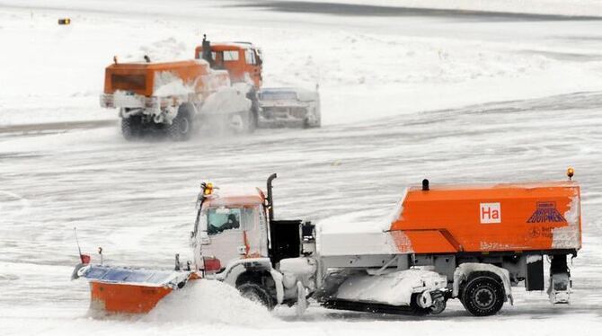 Schneeräumfahrzeuge auf dem Gelände des Flughafens Berlin-Tegel.