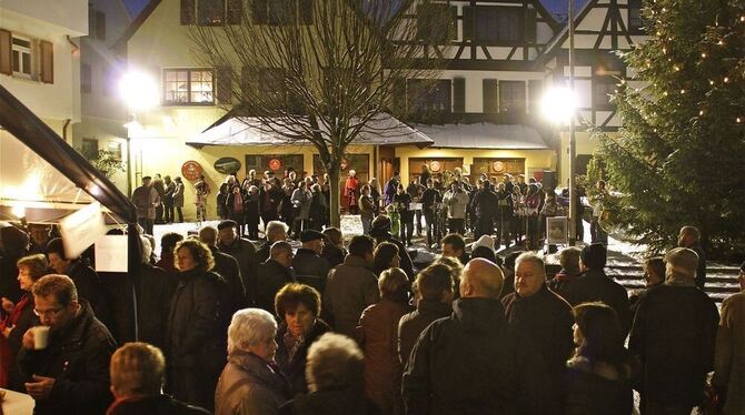 Großen Andrang gab es beim Singen und Spielen unterm Weihnachtsbaum auf dem Rathausplatz in Kirchentellinsfurt. FOTO: HAMMER