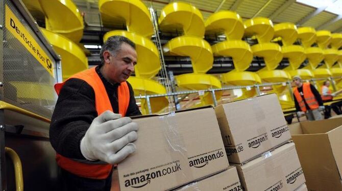 Ein Mitarbeiter des Online-Einzelhändlers Amazon im Logistik-Zentrum im osthessischen Bad Hersfeld. Ein Mitarbeiter des Online-Einzelhändlers Amazon im Logistik-Zentrum im osthessischen Bad Hersfeld.