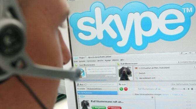 Ein Skype-Nutzer vor seinem Bildschirm. Der Dienst war über Stunden nicht erreichbar.