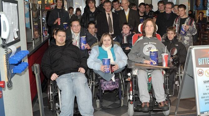 Sondervorstellung für die Schützlinge der KBF-Heimsonderschule im Planie-Kinocenter. Hinten, Mitte, Dieter Hillebrand (links) un