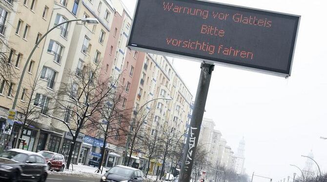 Ein Leuchtschild mit dem Hinweis »Warnung vor Glatteis. Bitte vorsichtig fahren« in Berlin.