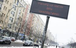 Ein Leuchtschild mit dem Hinweis "Warnung vor Glatteis. Bitte vorsichtig fahren" in Berlin.